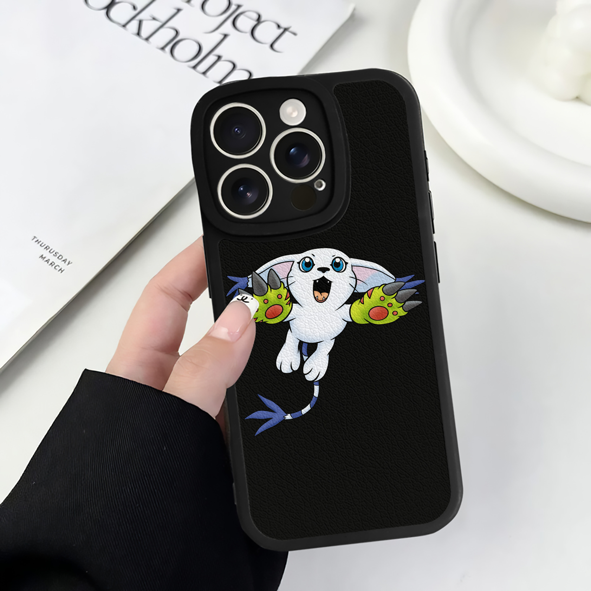 （画像用） Digimon デジタルモンスター/デジモン 【iPhone 16シリーズ対応】シリコンスマホケース（レザー調） 材質：シリコン